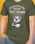 Eine Person trägt „Dieses schöne Shirt enthält feinstes Hundehaar von exklusiver Qualität, Band 1“, ein weiches olivgrünes Unisex-T-Shirt. Es besteht aus 100 % Baumwolle, zeigt eine verspielte Hundeillustration und einen humorvollen Text und bietet Komfort und Stil für jeden lässigen Anlass.